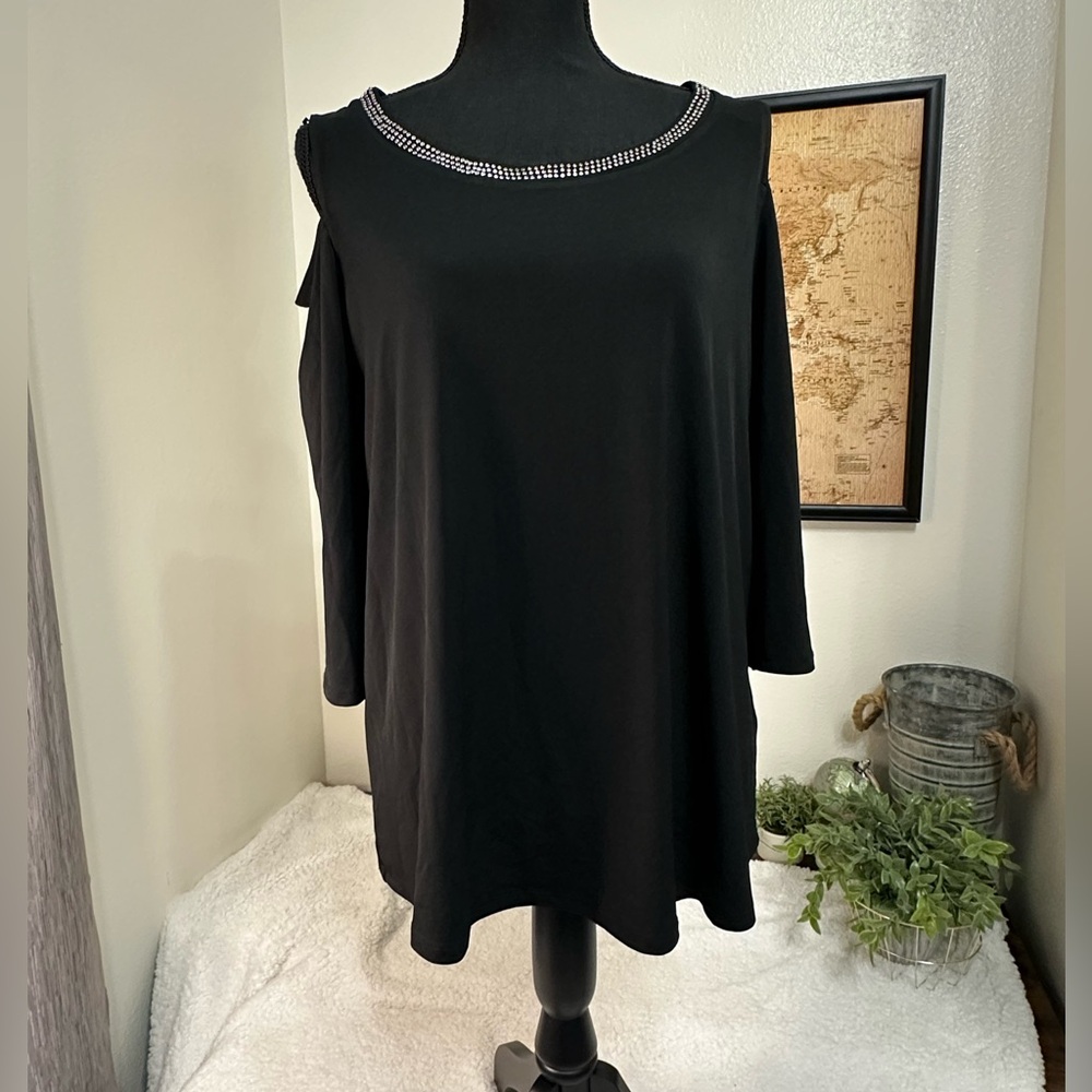 JM Collection black cold shoulder top PXL